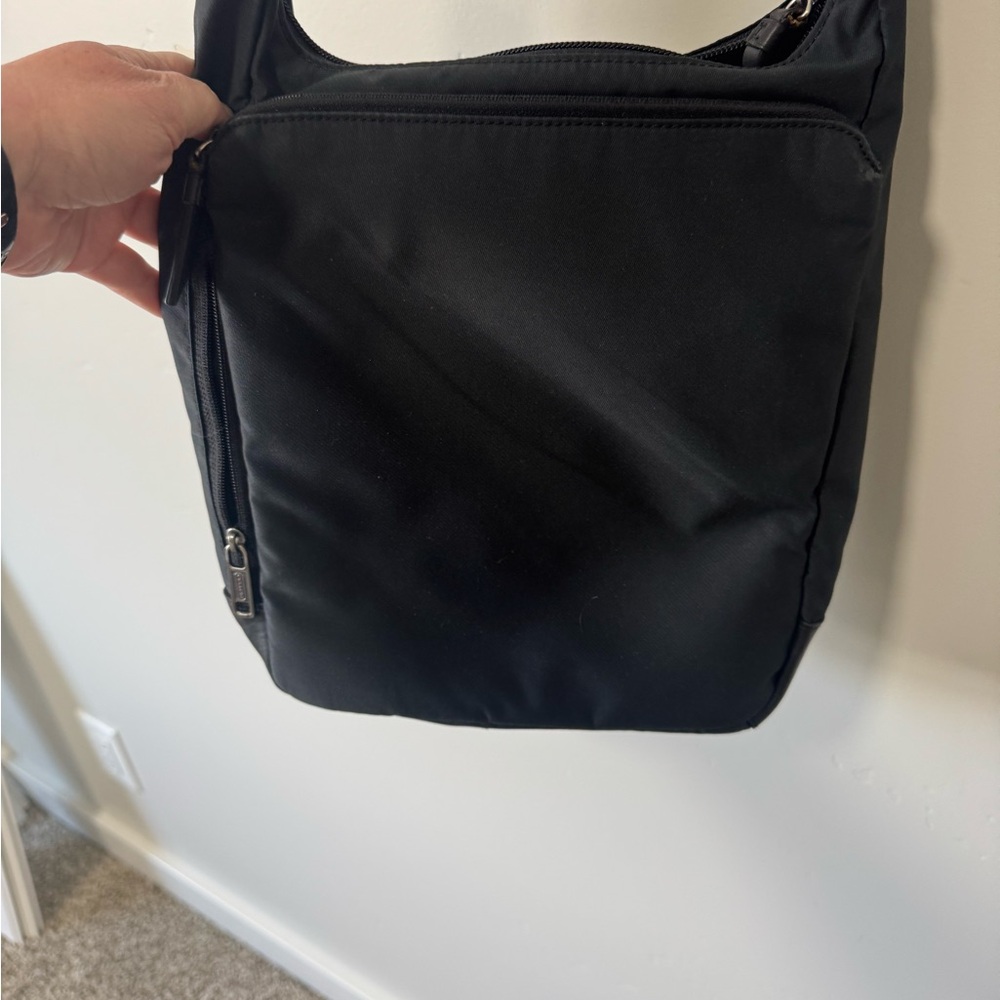 Coach Black Messenger Bag! Perfect for traveling and has tons of pockets✈️ - Picture 4 of 4